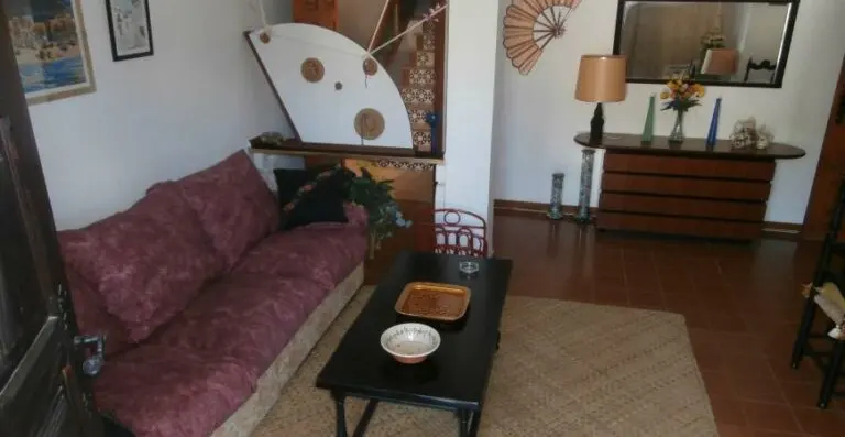 Interior del salón con mobiliario · Vista 4