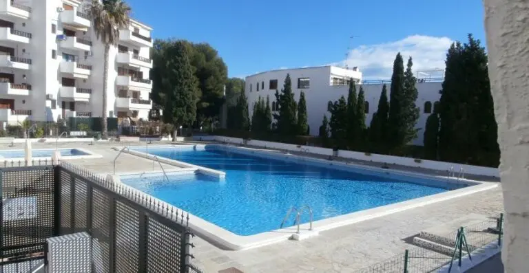 Piscina y zona exterior