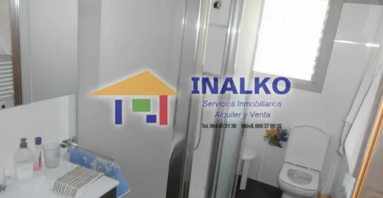Baño con lavabo y sanitarios · Vista 14