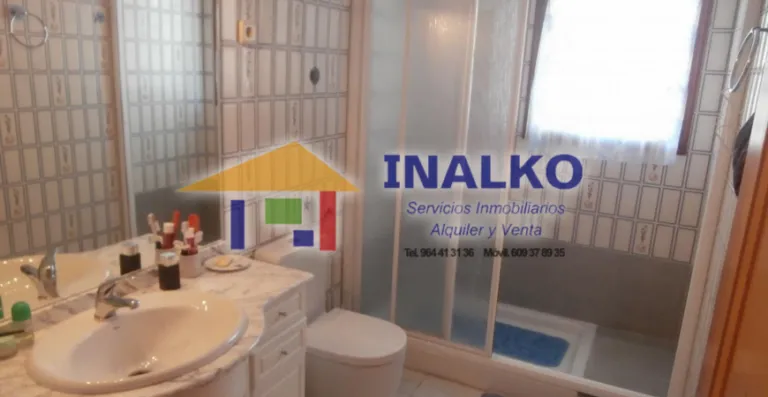 Baño con lavabo y sanitarios · Vista 26