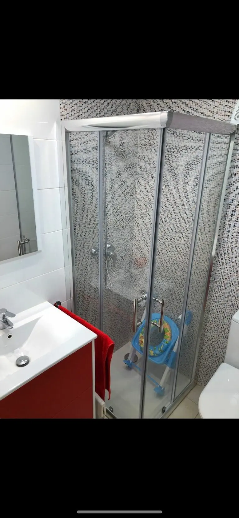Baño con lavabo y sanitarios · Vista 19