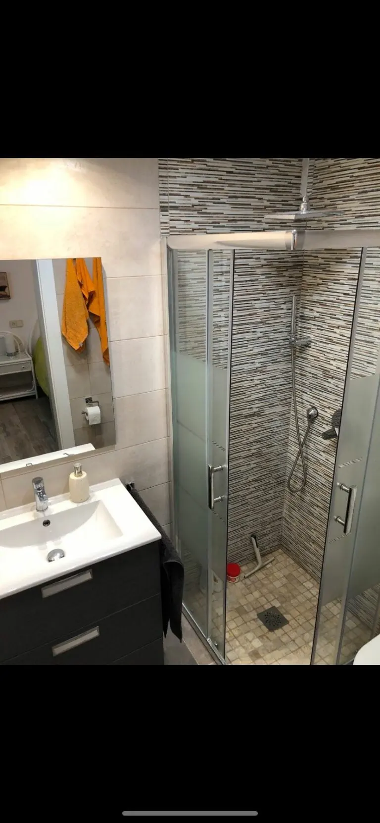 Baño con lavabo y sanitarios · Vista 21