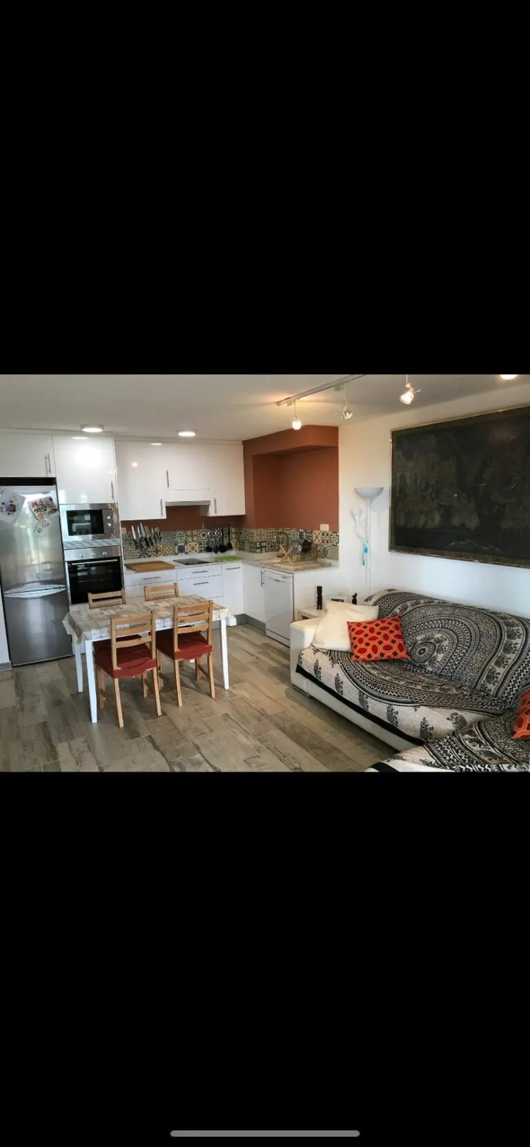 Cocina con muebles y electrodomésticos