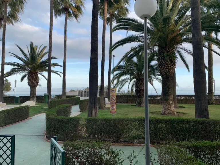 Jardín y vegetación junto a la vivienda · Apartamento en playa romana - casablanca