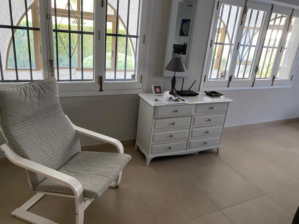 Rincón de estar con sillón y ventanales · Villa marina - playa las fuentes