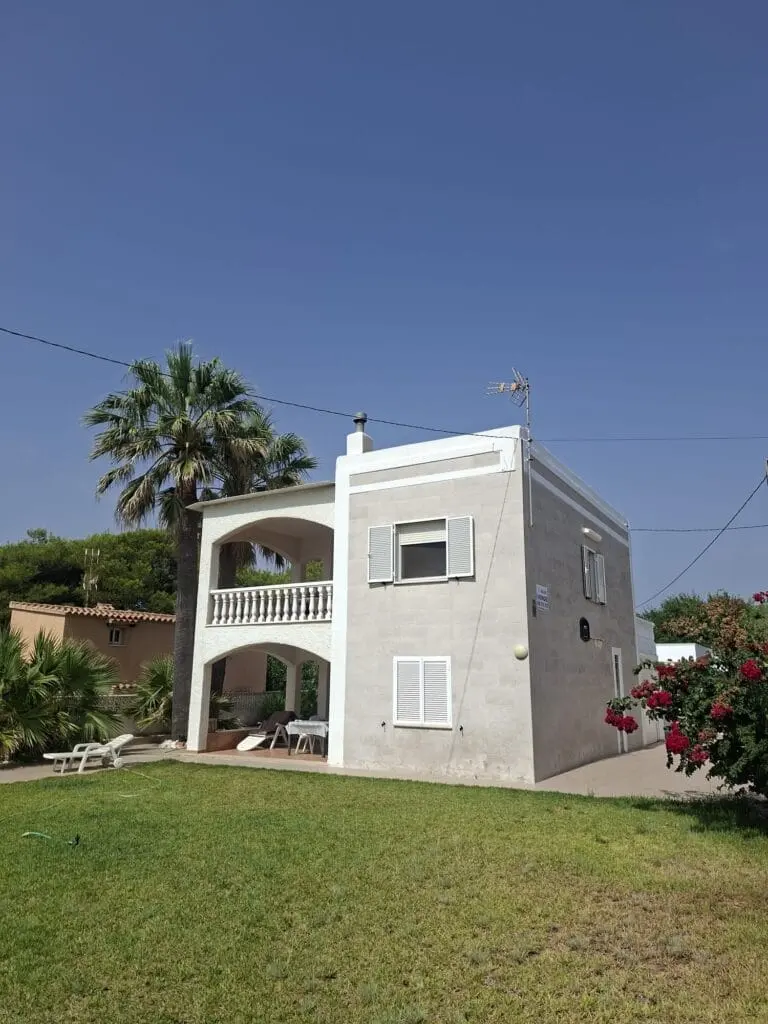 Fachada y exterior de la vivienda · Chalet pura vida · Vista 2
