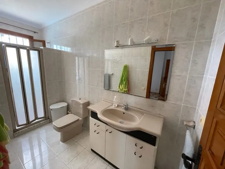 Baño con lavabo y sanitarios · Vista 20