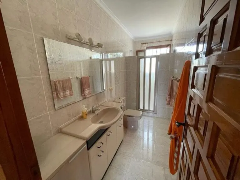 Baño con lavabo y sanitarios · Vista 21