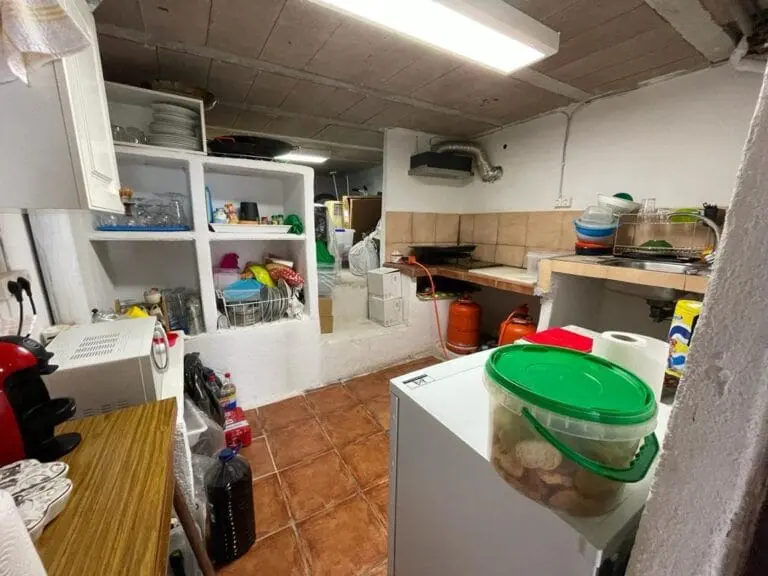 Cocina con muebles y electrodomésticos