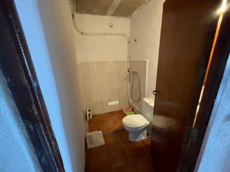 Baño con lavabo y sanitarios · Vista 12