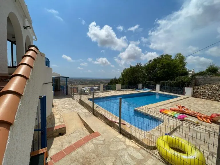 Piscina y su entorno · Fantástico chalet con parcela en raco del vale · Vista 9