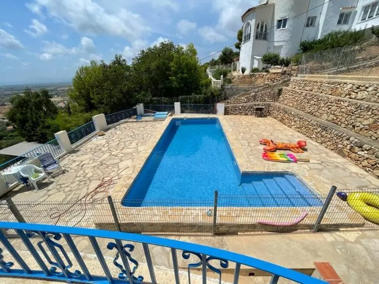 Piscina y su entorno · Fantástico chalet con parcela en raco del vale · Vista 5