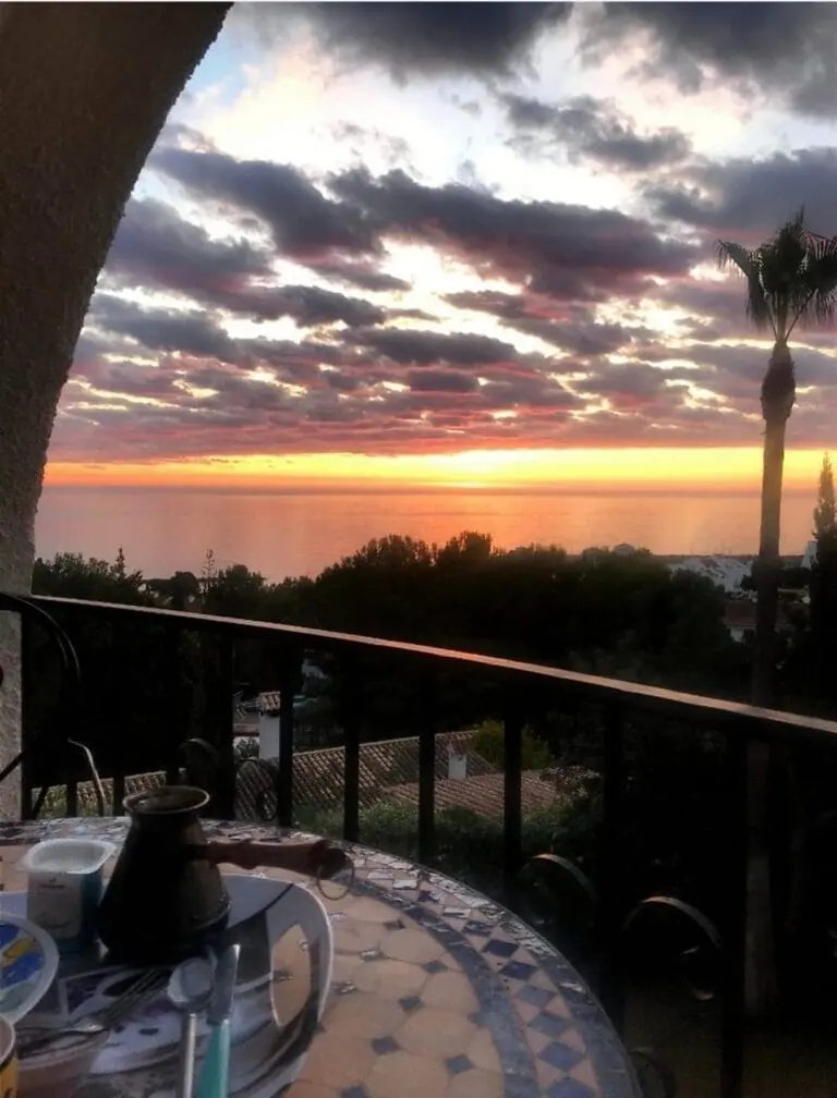 Cielo y horizonte con luz anaranjada · Vista 60