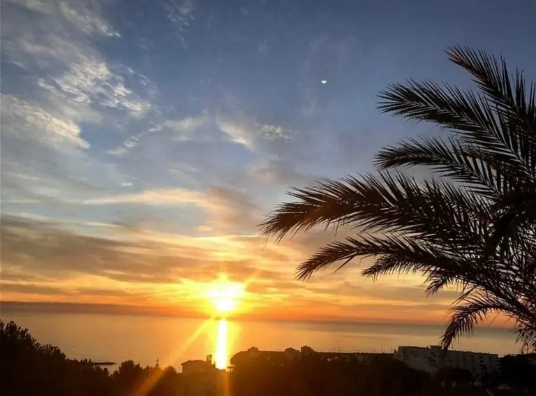 Cielo y horizonte con luz anaranjada · Vista 63