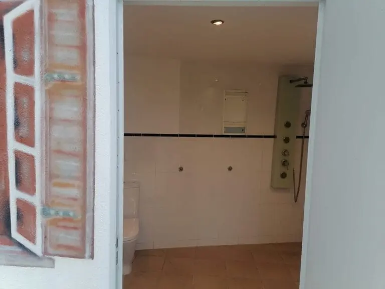 Baño con lavabo y sanitarios · Vista 48