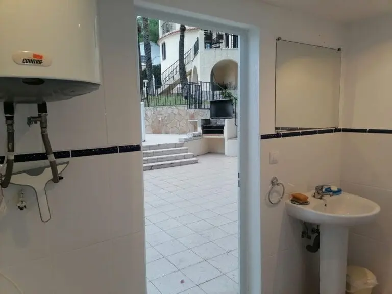Baño con lavabo y sanitarios · Vista 49