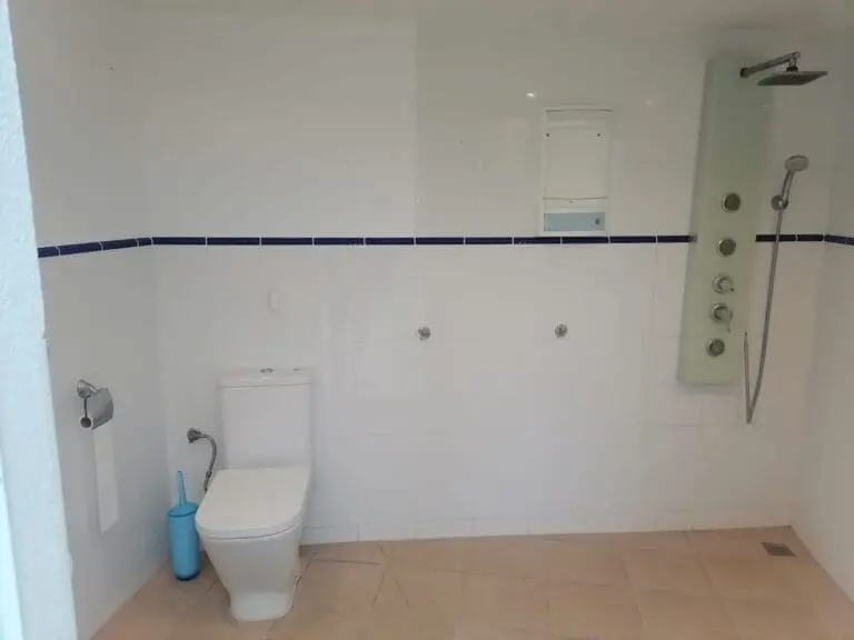 Baño con lavabo y sanitarios · Vista 50
