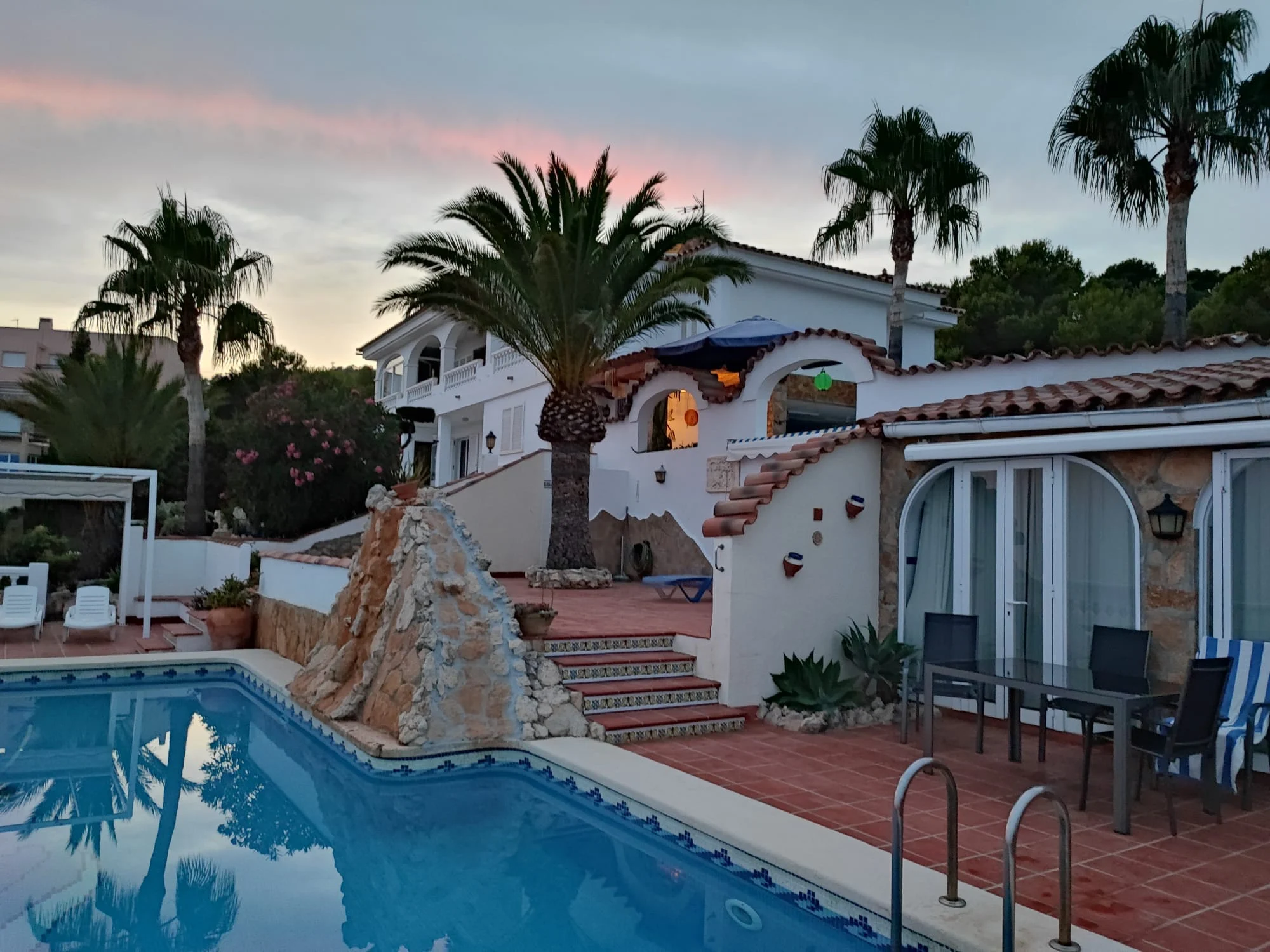 Piscina y su entorno · Fabuloso chalet ( pinar )