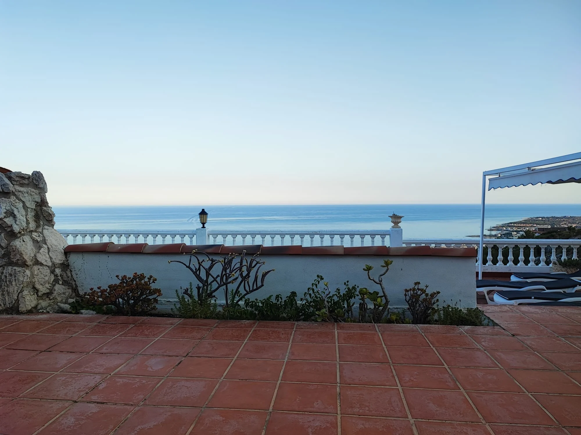 Paisaje y horizonte mediterráneo · Fabuloso chalet ( pinar )