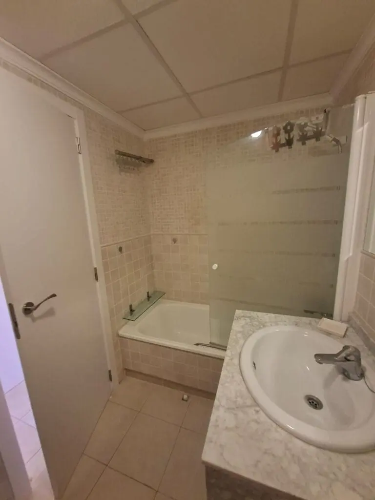 Baño con lavabo y sanitarios