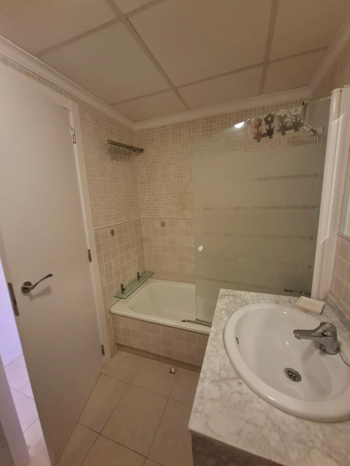 Baño con lavabo y sanitarios