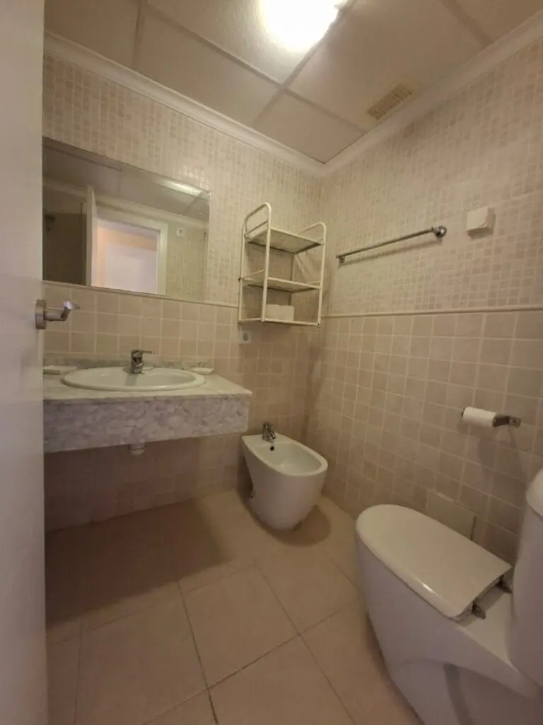 Baño con lavabo y sanitarios