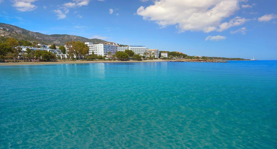 Vista de la bahía y edificios junto a Las Fuentes, Alcossebre