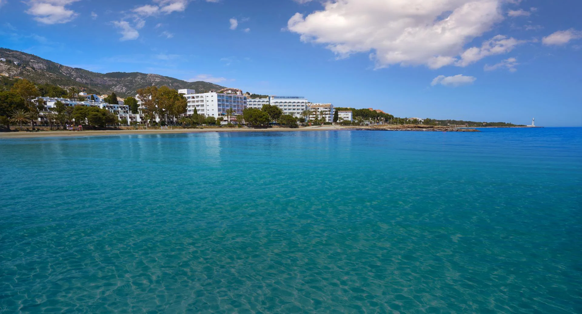 Vista de la bahía y edificios junto a Las Fuentes, Alcossebre