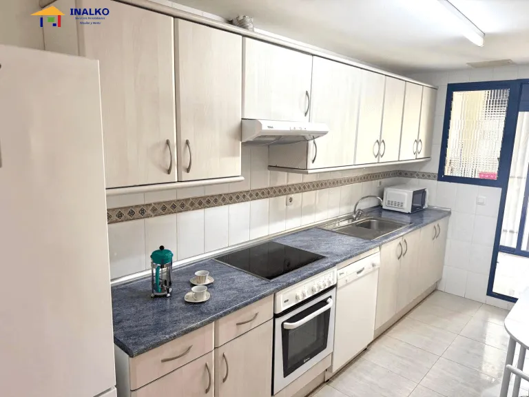 Cocina de la vivienda · Porta mediterranea- playa cargador