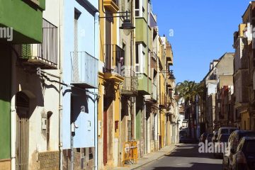 typical-street-in-the-town-of-alcala-de-xivert-castellon-spain-KXW5PN