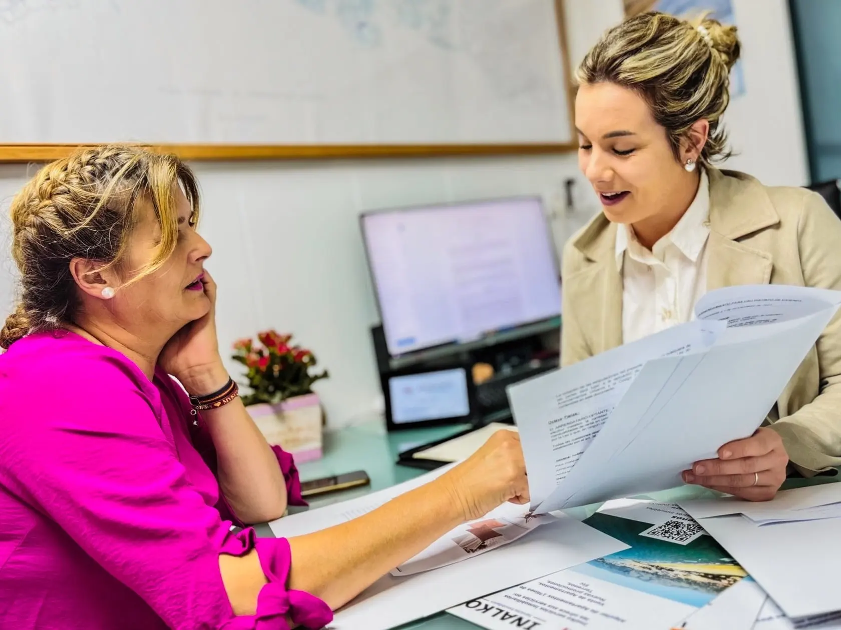 Ángeles y Judith revisan una consulta inmobiliaria