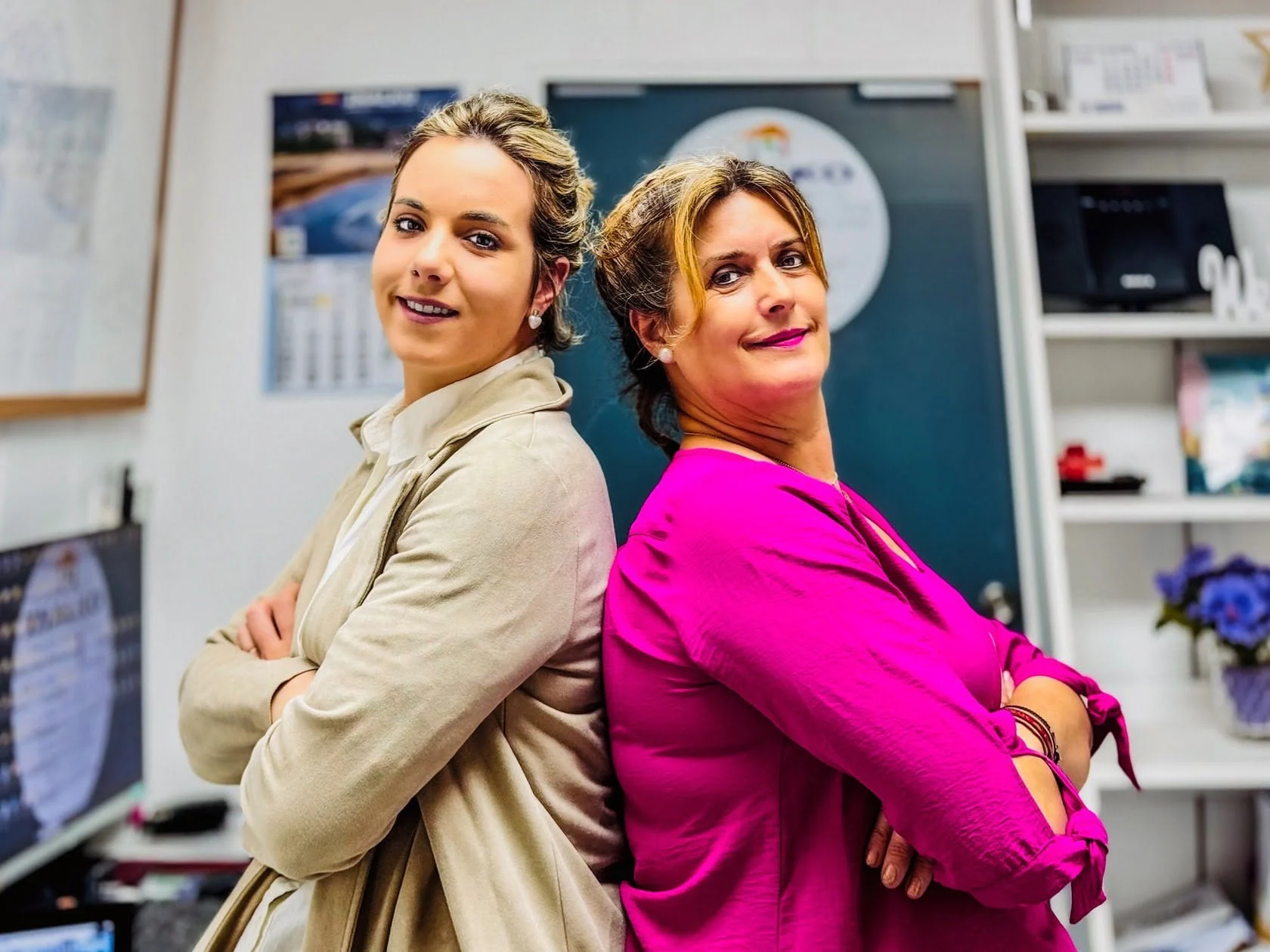 Dos integrantes del equipo de Inalko en la oficina