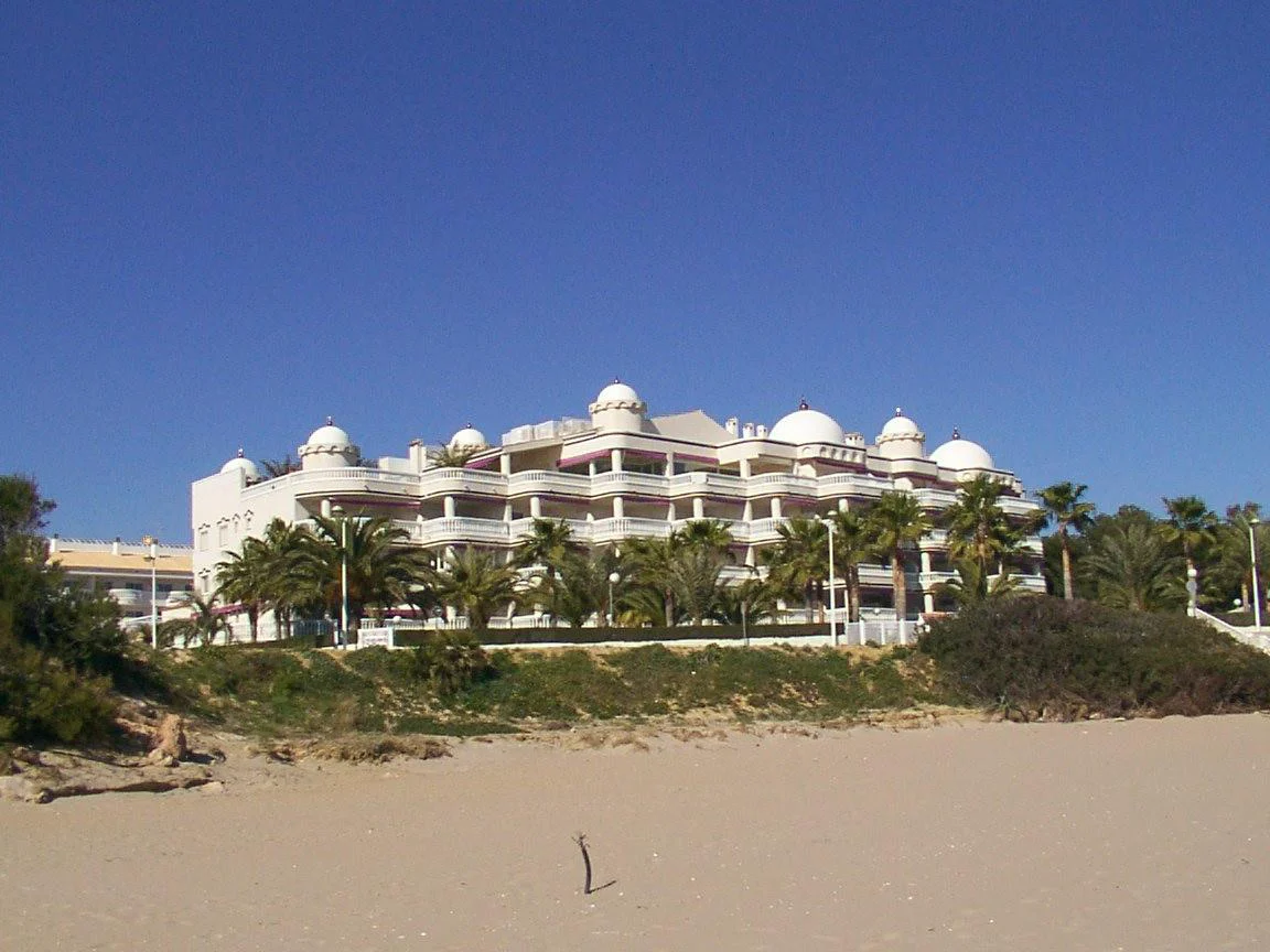 Fachada y exterior de la vivienda · Apartamento en playa romana - casablanca