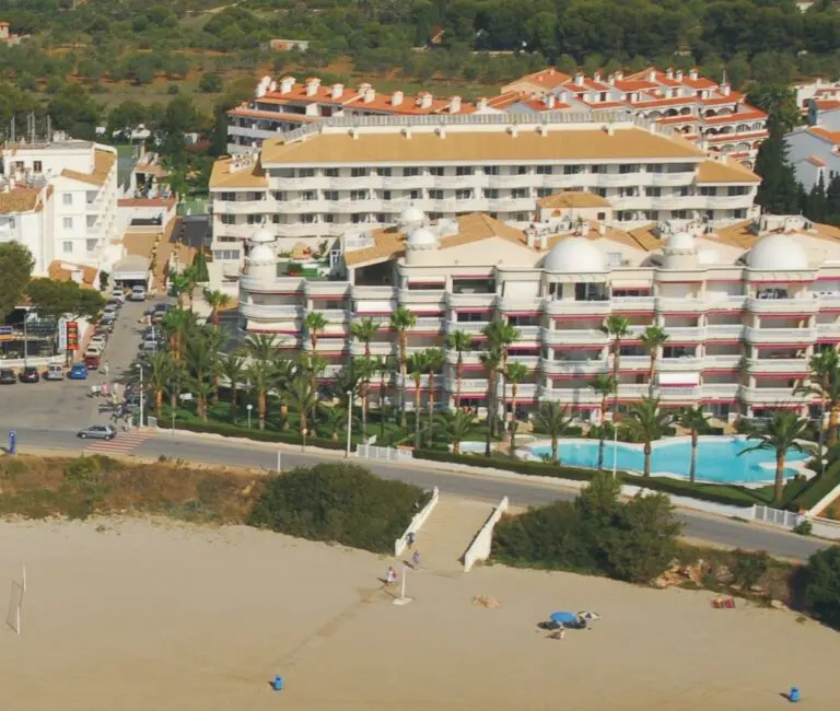 Fachada y exterior de la vivienda · Apartamento en playa romana - casablanca