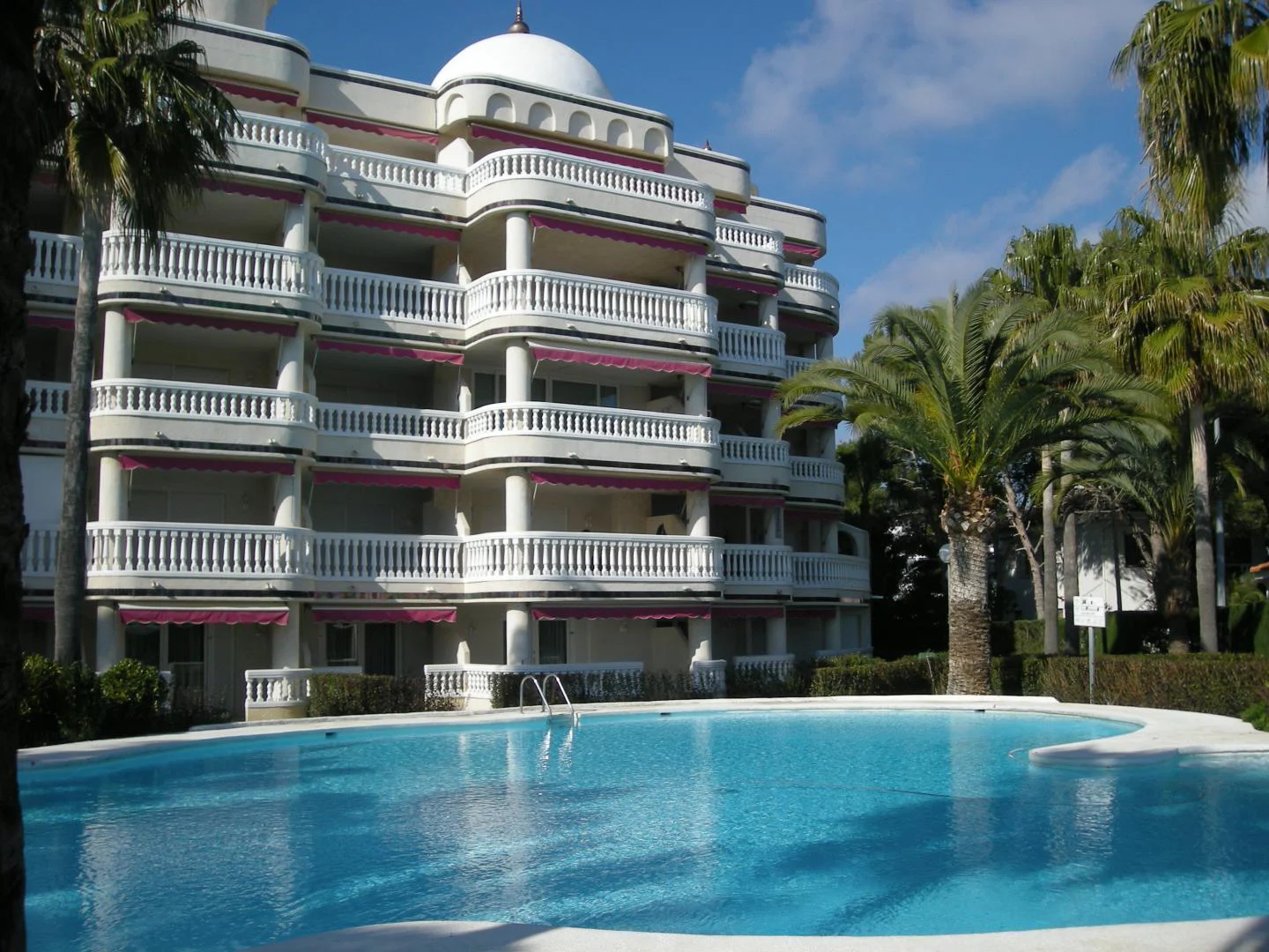 Piscina y su entorno · Apartamento en playa romana - casablanca