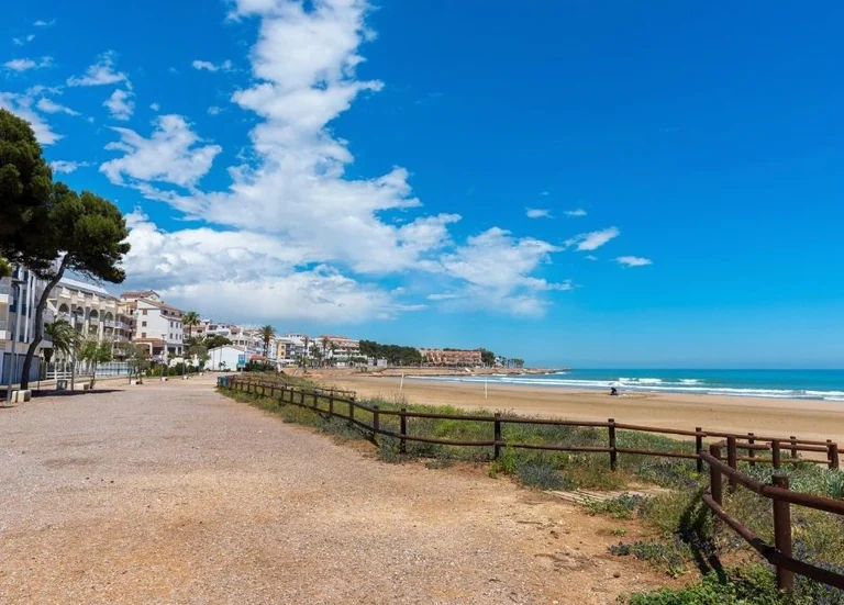 Paseo junto a la playa Romana de Alcossebre