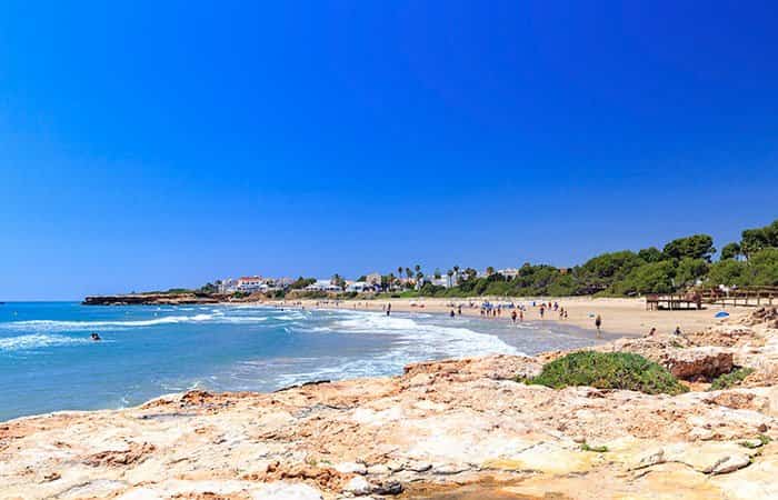 Vista de la orilla y los salientes rocosos de playa Romana
